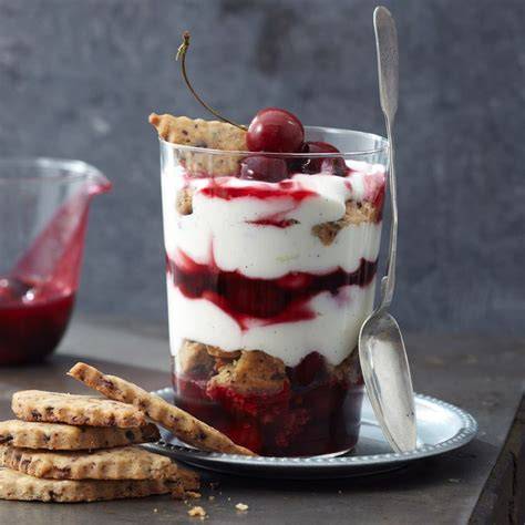 Italienische Desserts mit frischen Kirschen