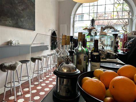 Italienische Espressobar mit Zuckerdosen und Tassen
