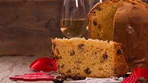 Italienische Familie beim Teilen eines Panettone während der Weihnachtsfeier