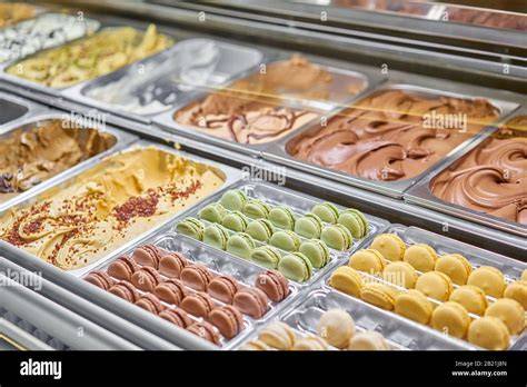 Italienische Gelateria mit bunten Glacesorten