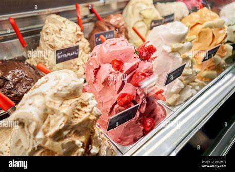 Italienische Gelateria mit verschiedenen Gelato-Sorten