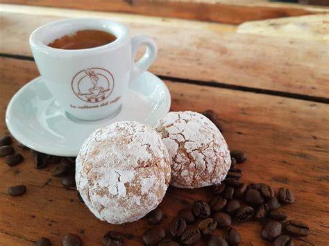 Italienische Kaffeekultur mit Gebäck, Espresso und Keksen