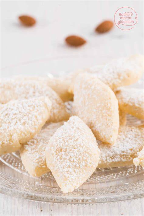 Italienische Mandelkekse, Mandorlini und Ricciarelli auf Backblech