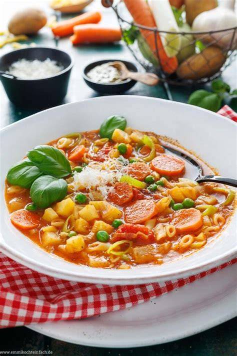 Italienische Minestrone in Mini-Cocottes, serviert mit geröstetem Brot