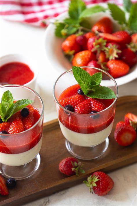 Italienische Panna Cotta mit Erdbeersoße und Balsamico-Reduktion