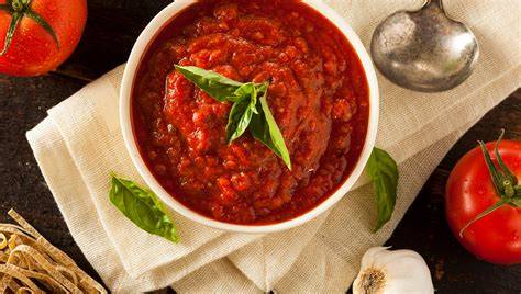 Italienische Tomatensauce mit frischen Kräutern und Gemüse