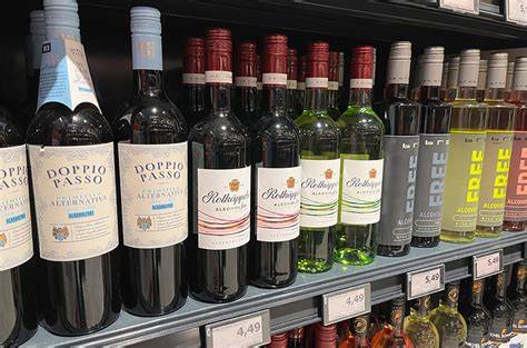 Italienische Weine und Spirituosen im Regal