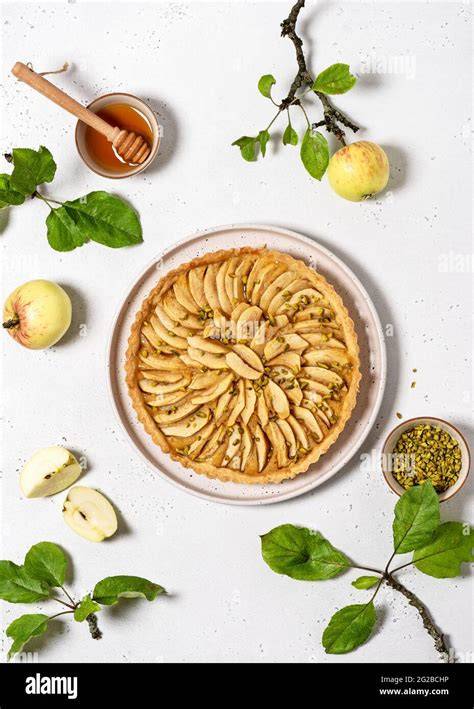 Italienischer Apfelkuchen frisch serviert mit Pistazien und Aprikosenmarmelade