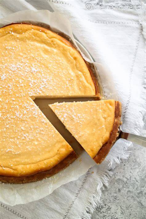 Italienischer Käsekuchen in der Springform mit perfekt glatter Oberfläche