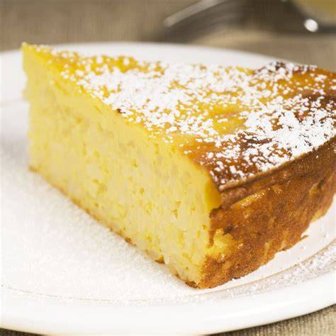 Italienischer Reiskuchen Torta di riso mit Puderzucker bestäubt