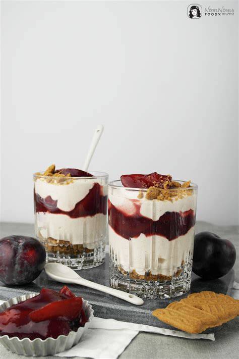 Italienisches Dessertglas mit Maronencreme, Pflaumen und Spekulatius