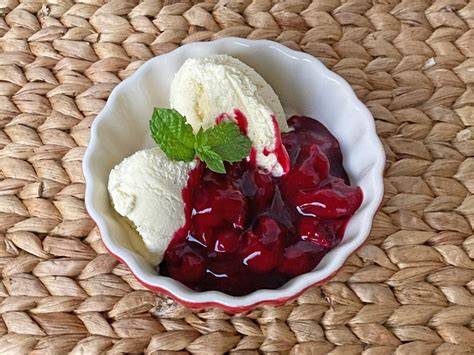 Italienisches Eis mit Kirschen und Sahne