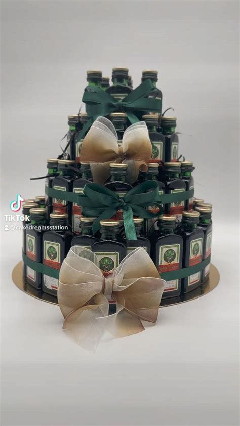 Jägermeister-Torte mit klassischer Dekoration