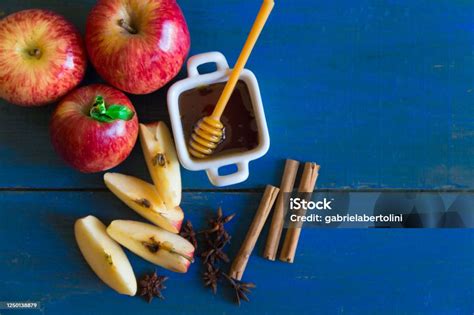 Jüdisches Neujahr - Apfel und Honig als Symbol für ein süßes neues Jahr