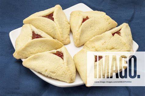 Jüdisches Purimfest mit Hamantaschen auf einem Teller