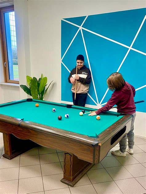 Jaeckie Zucker beim Billardspielen in Berlin