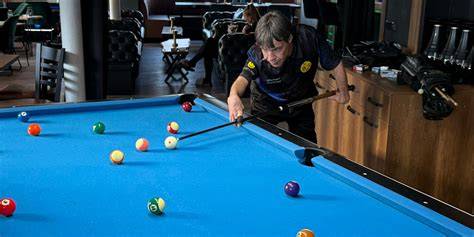 Jaeckie Zucker spielt Billard am Turniertisch