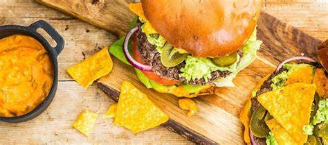 Jalapeños auf Burger und Nachos