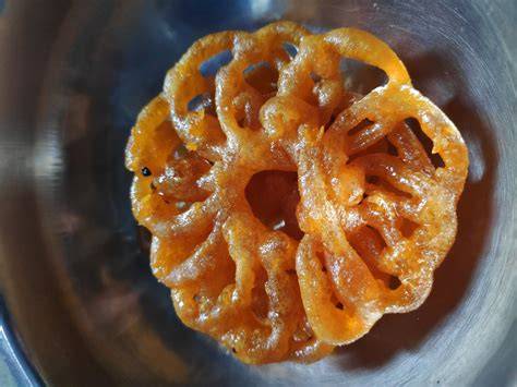 Jalebi frisch frittiert und in Sirup getränkt