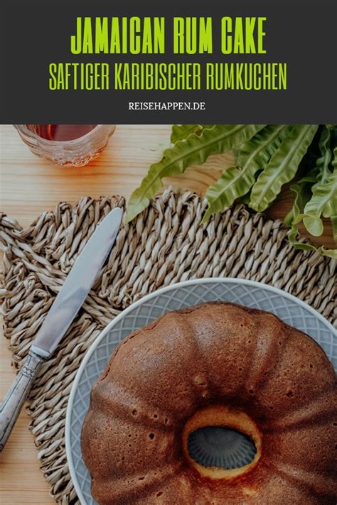 Jamaikanischer Rumkuchen, aufgeschnitten, Gugelhupfform, Rum und Zutaten drumherum arrangiert