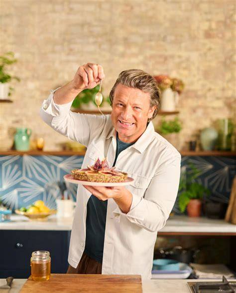Jamie Oliver backt Torte in der Küche