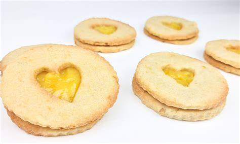 Jammie Dodgers mit Herzdeko und Lemon Curd