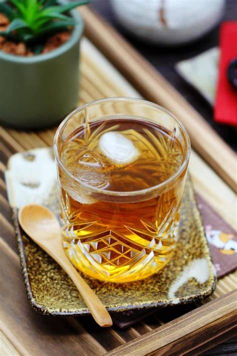 Japanischer Mugicha Tee neben Tofu Dango
