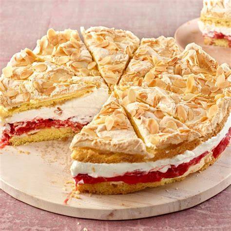 Jensen Torte Anschnitt: Erdbeeren, Sahne, Baiser, Mandelblättchen