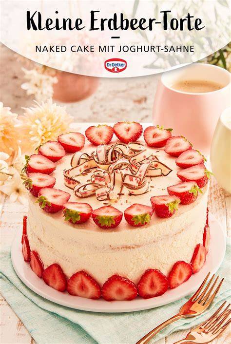 Jensen Torte servierfertig auf Kaffeetafel mit Erdbeeren und Puderzucker