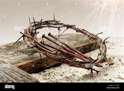 Jesus am Kreuz, Dornenkrone und das Grab mit Stein