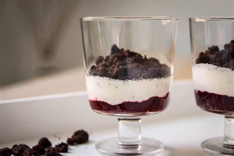 Joghurt Dessert mit Streusel und Roter Grütze im Glas