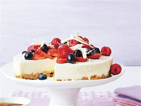 Joghurt Sahne Torte mit frischen Beeren auf einem Kuchenteller
