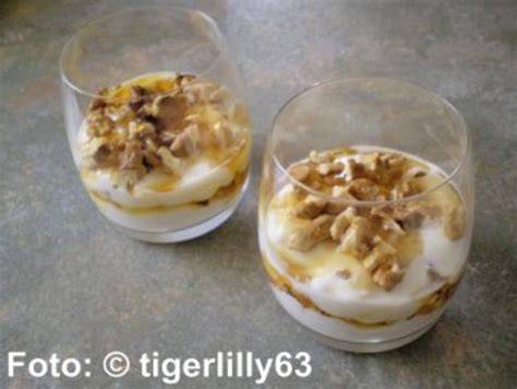 Joghurt mit Honig und Haselnuss im Glas