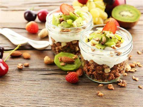 Joghurt mit Low Carb Schoko Müsli und frischen Beeren