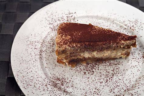 Joghurt-Apfel-Torte auf Kuchenteller