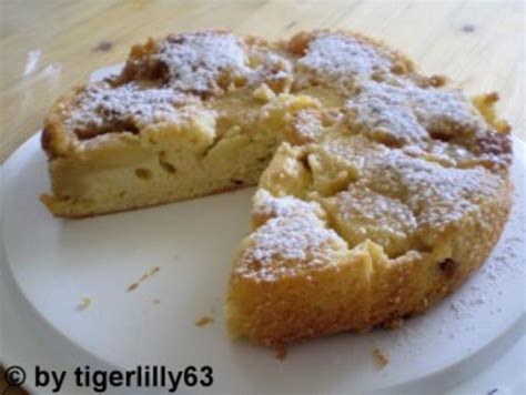 Joghurt-Apfelkuchen mit Puderzucker