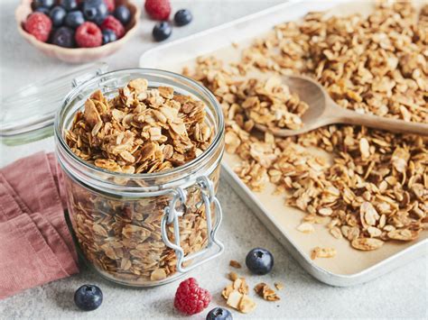 Joghurt-Beeren-Glas mit Knuspermüsli