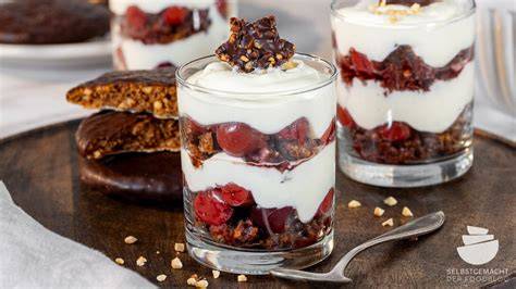 Joghurt-Beeren-Schichtdessert mit Lebkuchen