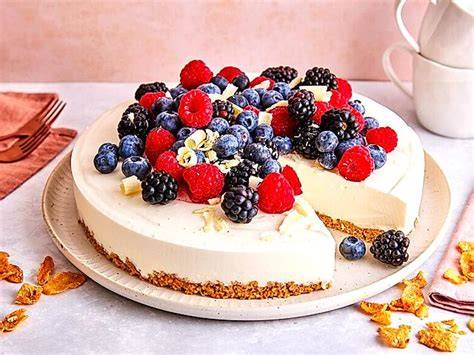 Joghurt-Beerentorte mit Cornflakesboden und frischen Beeren