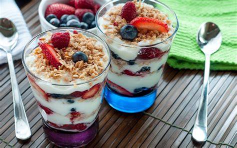 Joghurt-Dessert mit Beeren und Knuspermüsli als einfaches Picknick-Nachtisch
