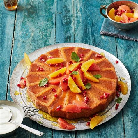 Joghurt-Grieß-Kuchen mit Granatapfel und Zitrusfrüchten