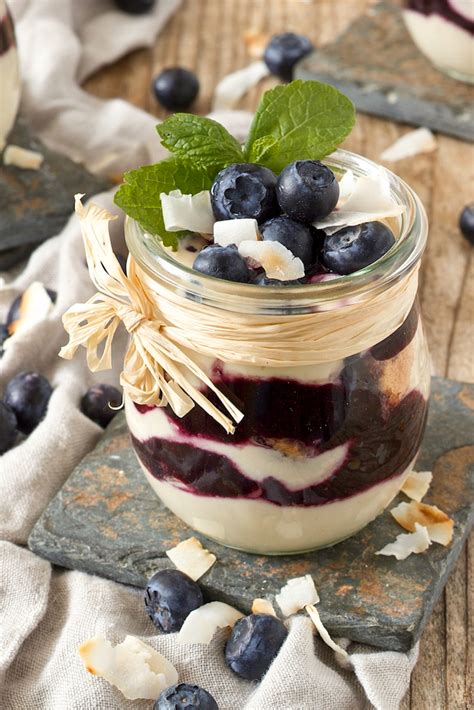 Joghurt-Heidelbeer-Dessert im Glas mit Zitronenzeste