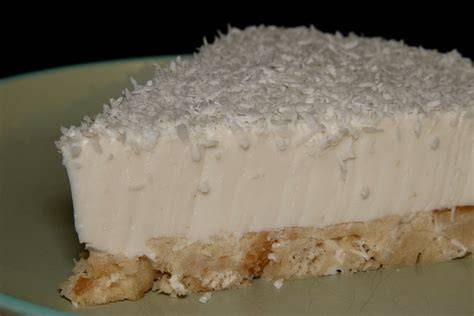 Joghurt-Limetten-Kokostorte mit Kokosraspeln