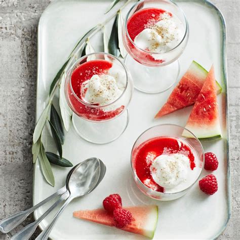 Joghurt-Mascarpone-Creme mit Melone und Mandeln