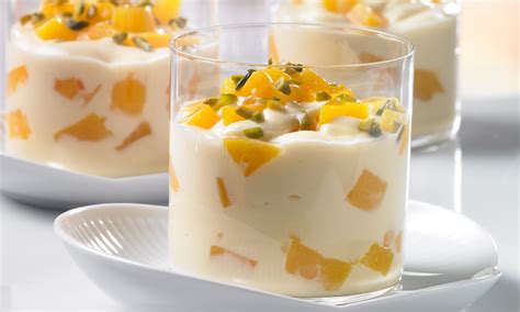 Joghurt-Paradiescreme mit Pfirsichen und Pistazien