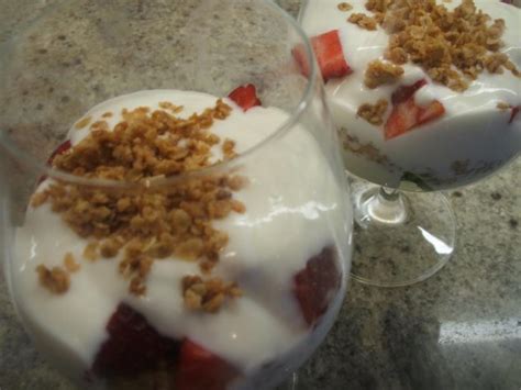 Joghurt-Quark-Dessert mit Krokant und Tropenfrüchten