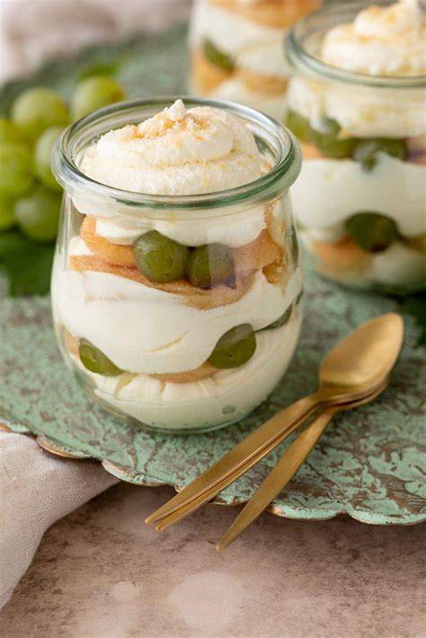 Joghurt-Quark-Nuss-Dessert im Glas mit Trauben