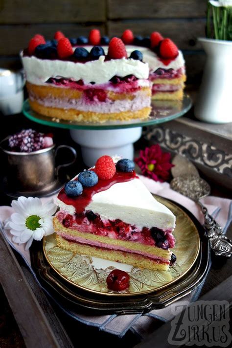Joghurt-Torte mit Biskuit und Beeren, Querschnitt und Schichtaufbau