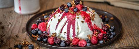 Joghurtbombe auf Teller mit Beeren