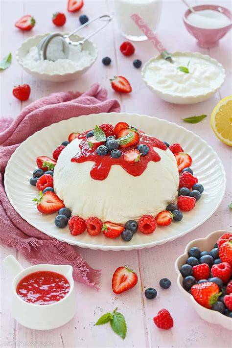 Joghurtbombe auf einem Servierteller mit Beeren